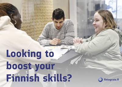 Ihmisiä pöydän ääressä opiskelemassa. Teksti: Looking to boost your Finnish skills? fintegrate.fi